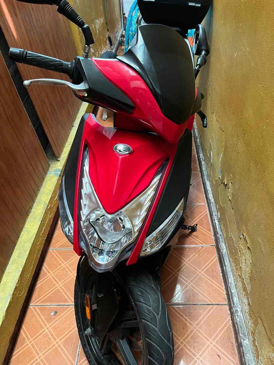Moto Scooter roja en buen estado - miniatura 4