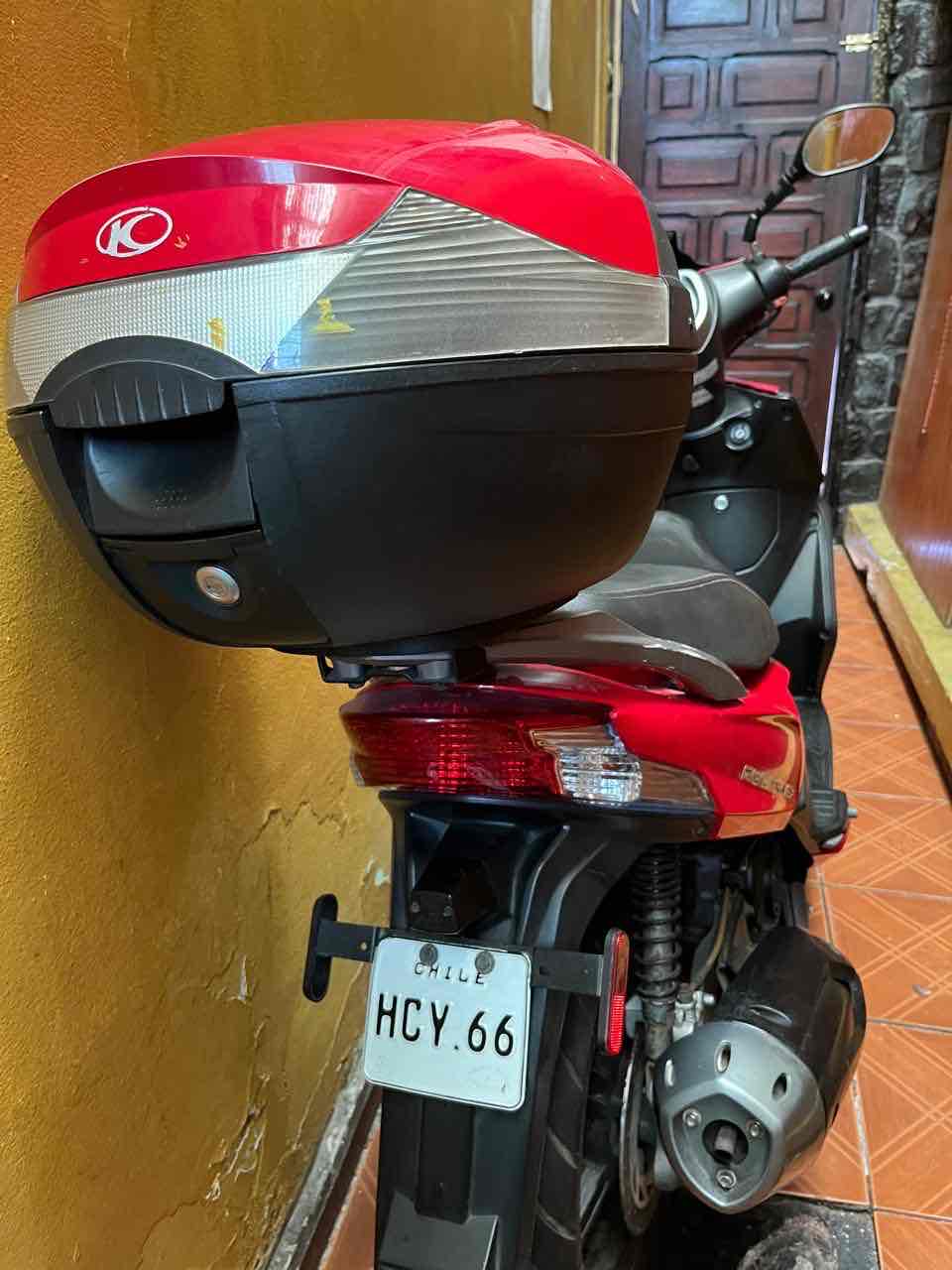 Moto Scooter roja en buen estado - miniatura 5