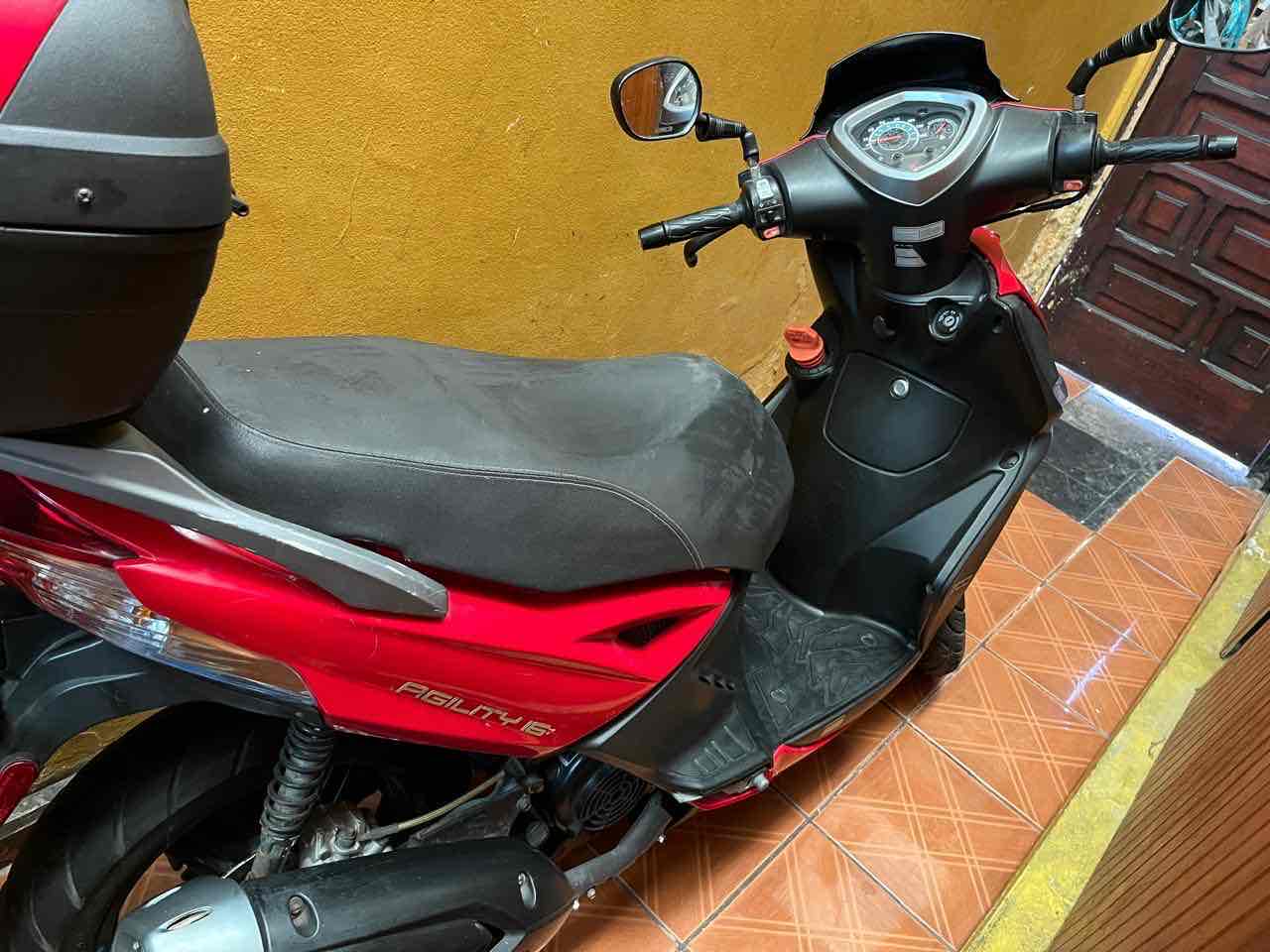 Moto Scooter roja en buen estado - miniatura 6