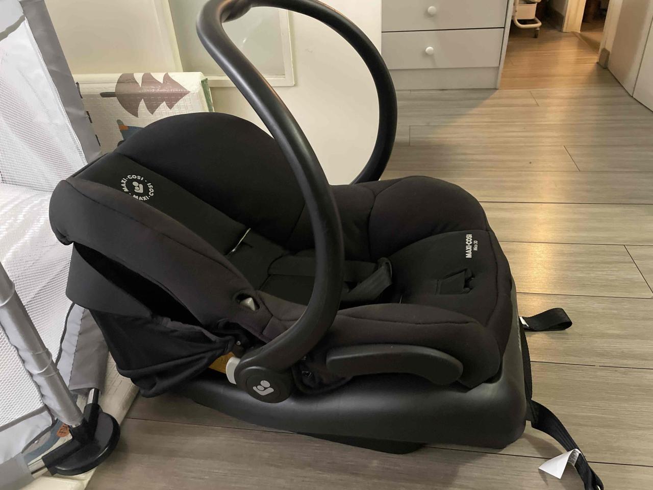 Silla de auto para bebé negra con base - miniatura 1
