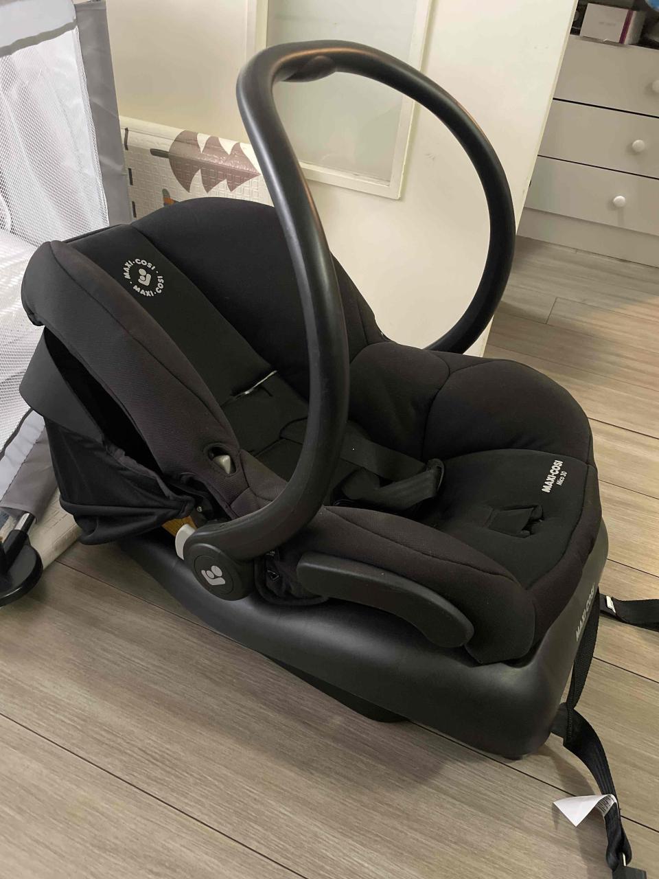 Silla de auto para bebé negra con base - miniatura 2