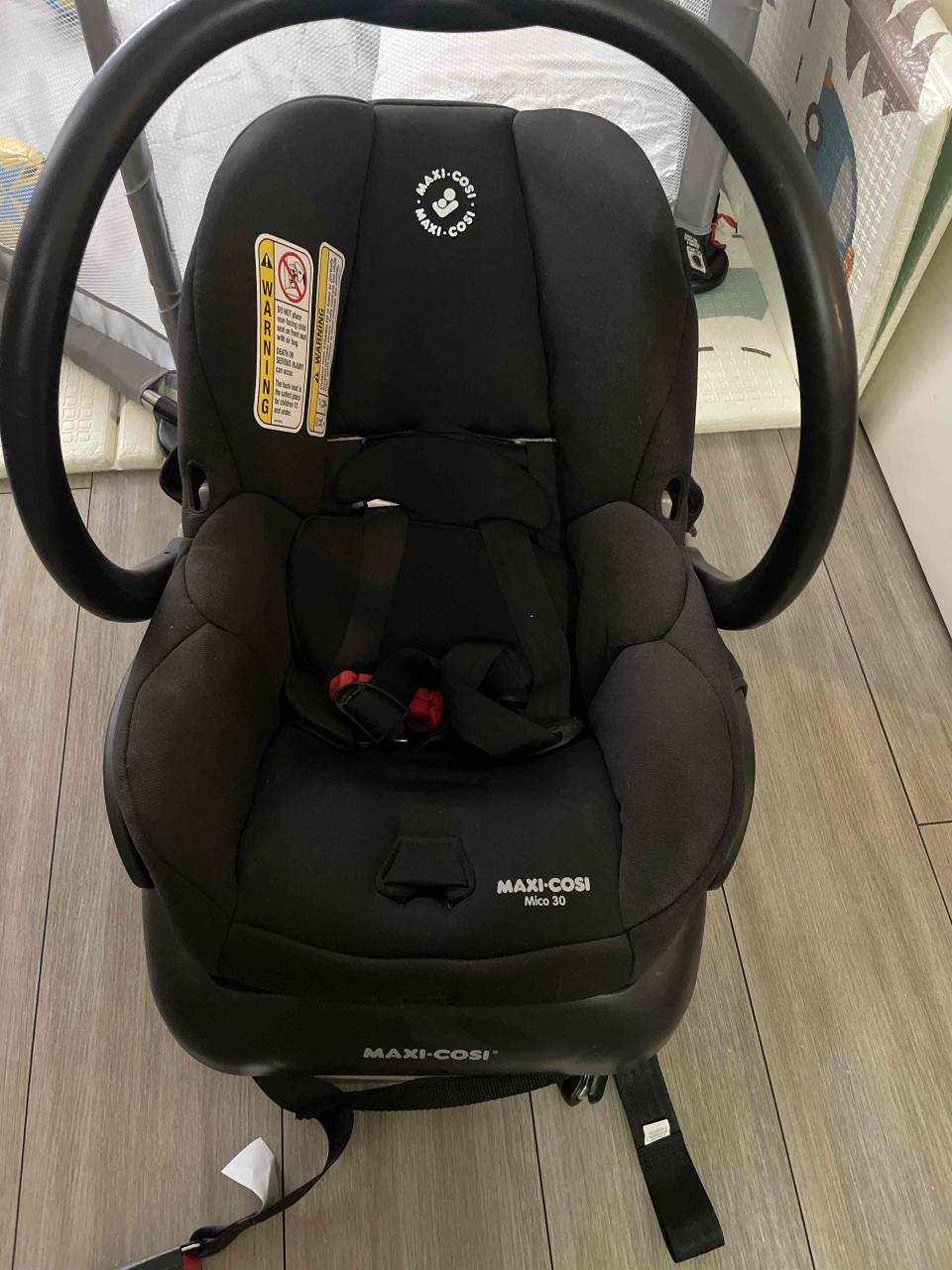 Silla de auto para bebé negra con base - miniatura 3