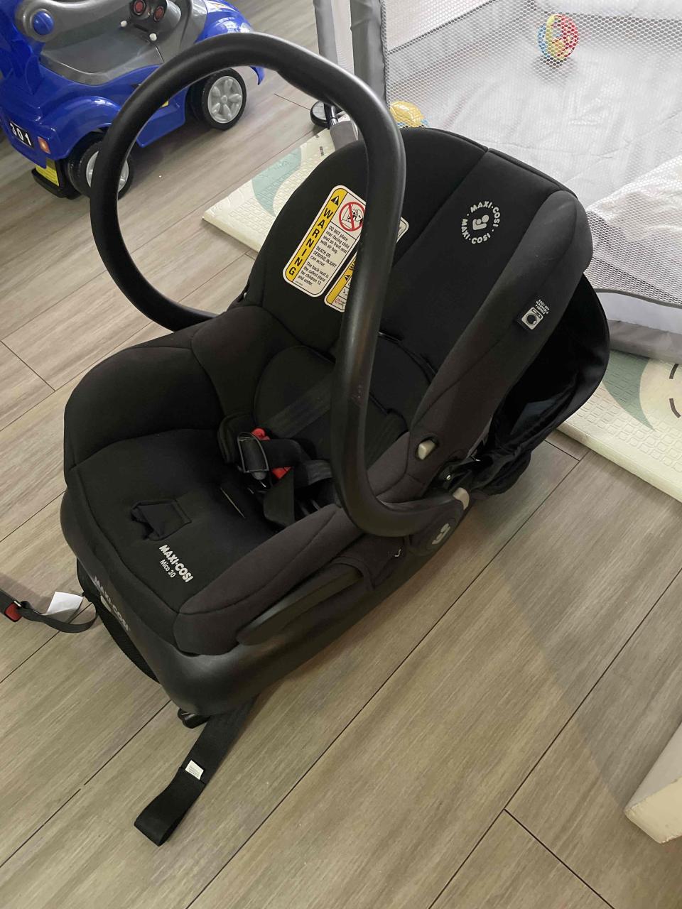 Silla de auto para bebé negra con base - miniatura 4
