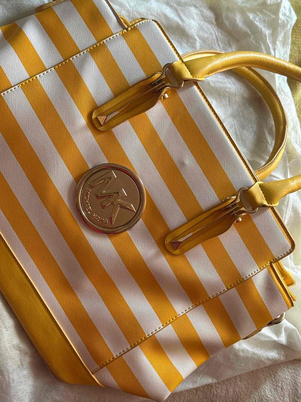 Bolso rayado amarillo y blanco
