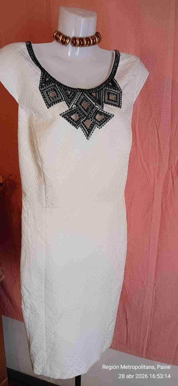 Vestido blanco con diseño bordado - miniatura 1