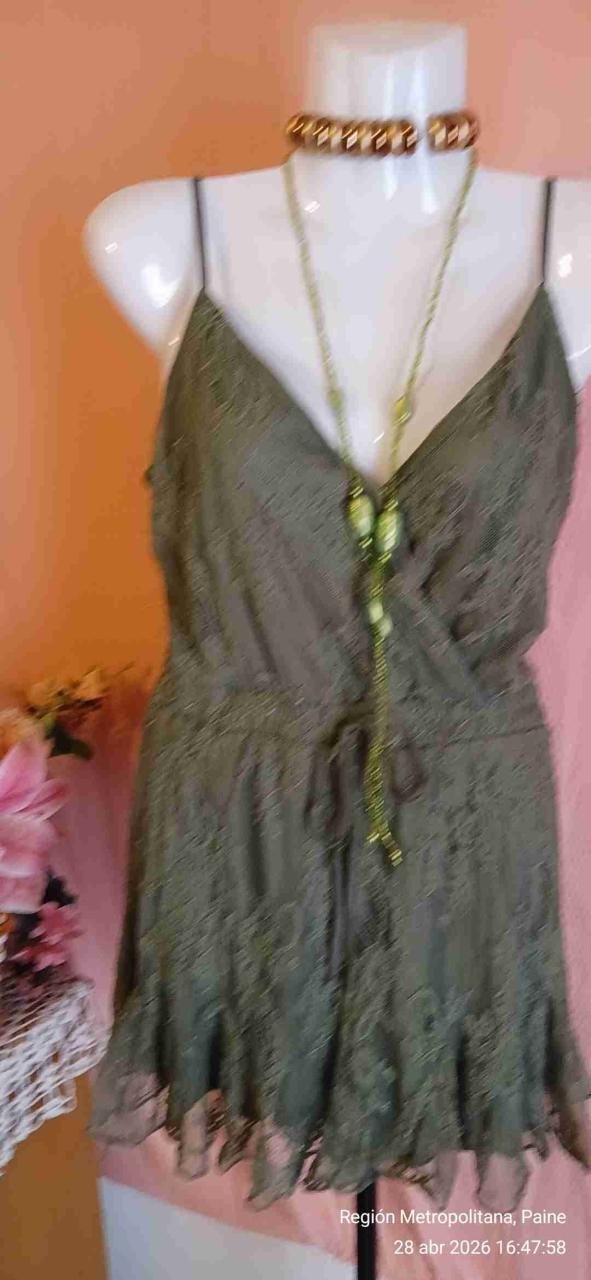 Vestido blanco con diseño bordado - miniatura 2