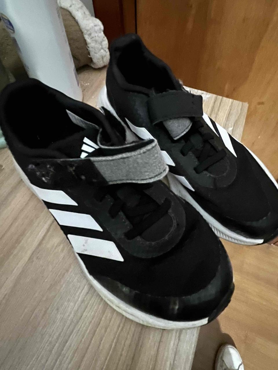 Zapatillas deportivas negras y blancas - miniatura 2
