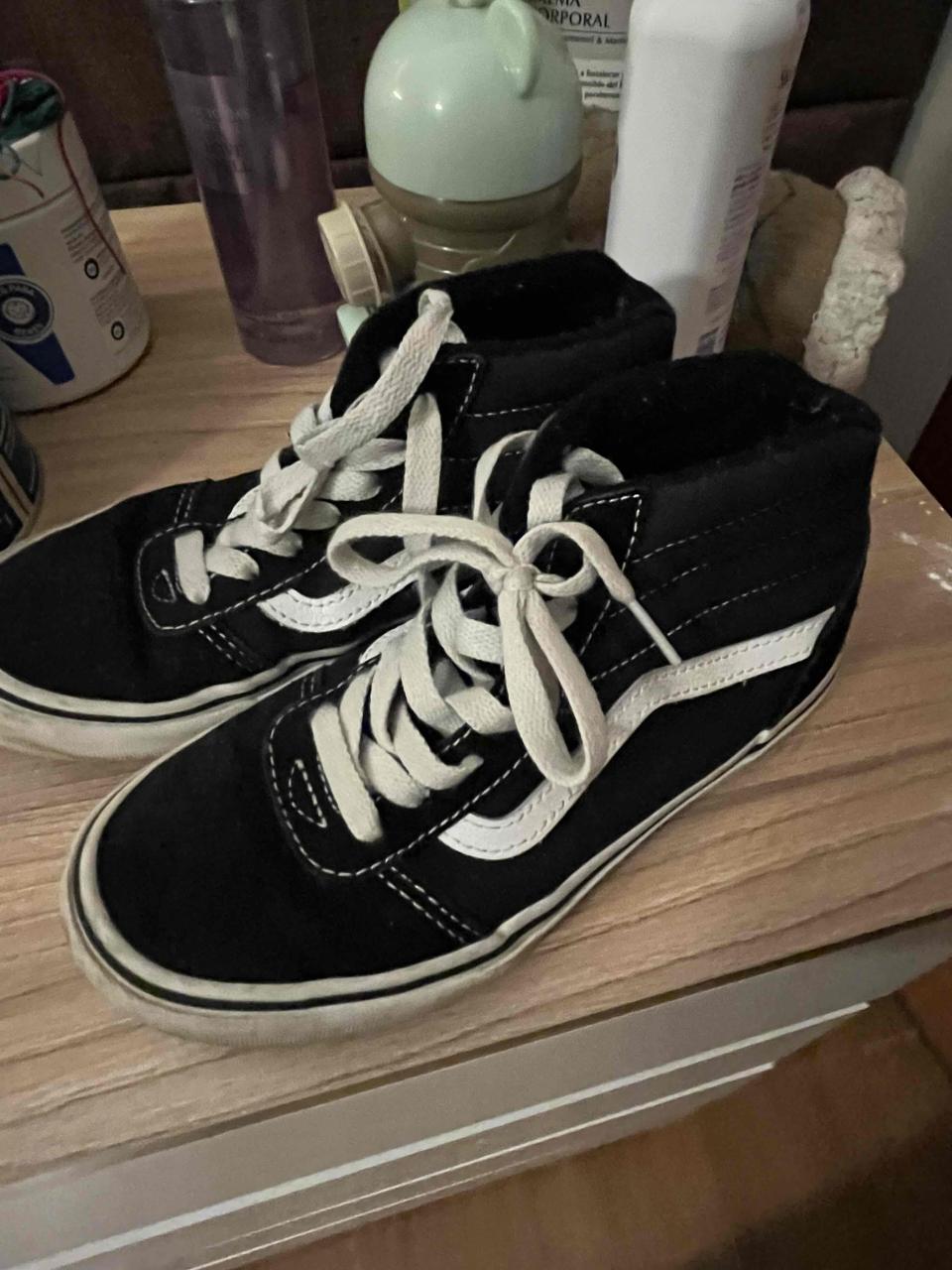Zapatillas deportivas negras y blancas - miniatura 2