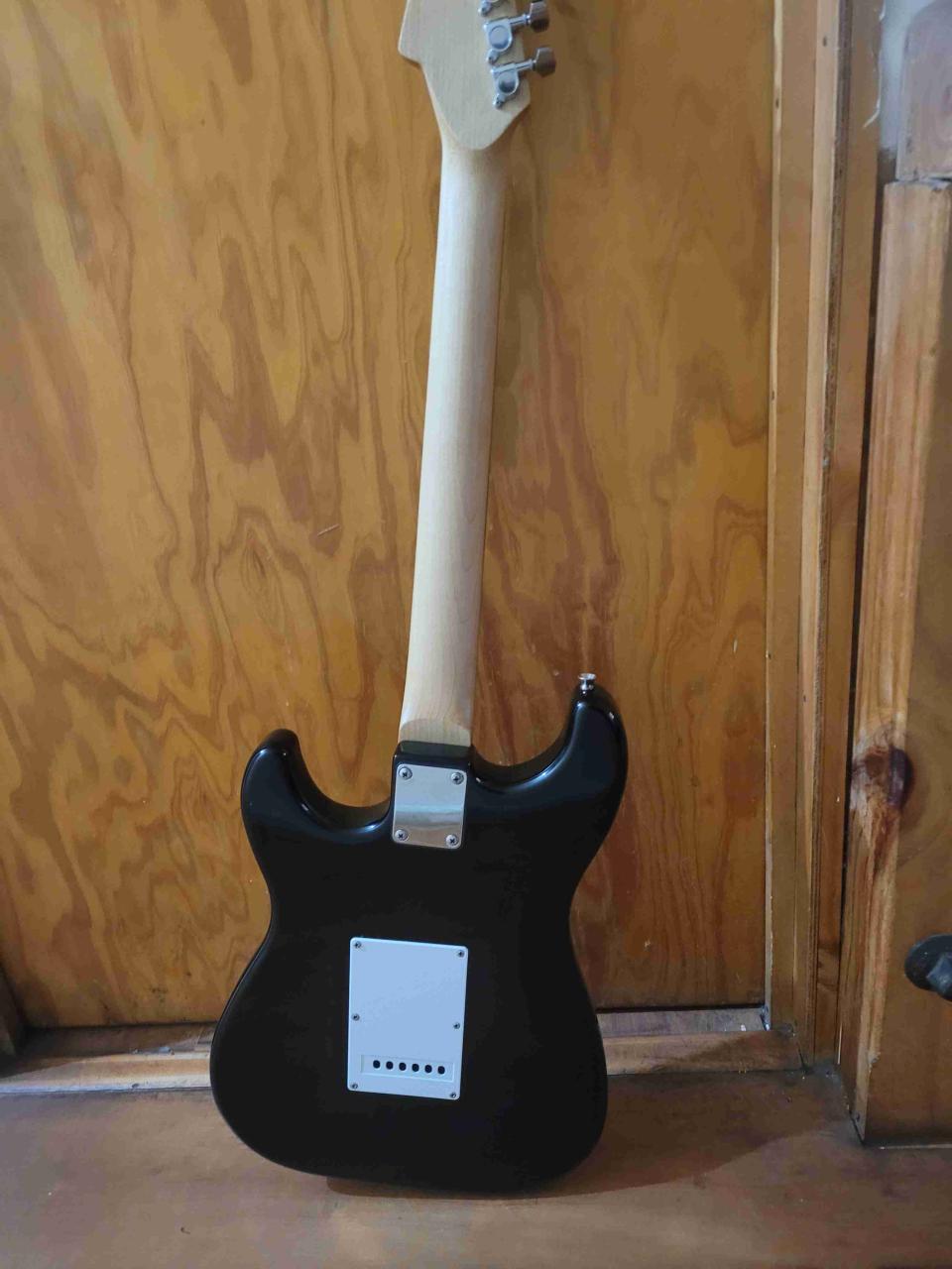 Guitarra eléctrica negra - miniatura 3