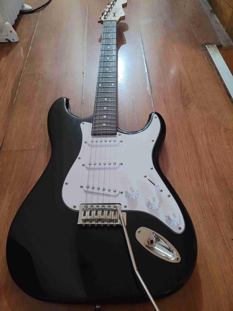 Guitarra eléctrica negra - miniatura 4
