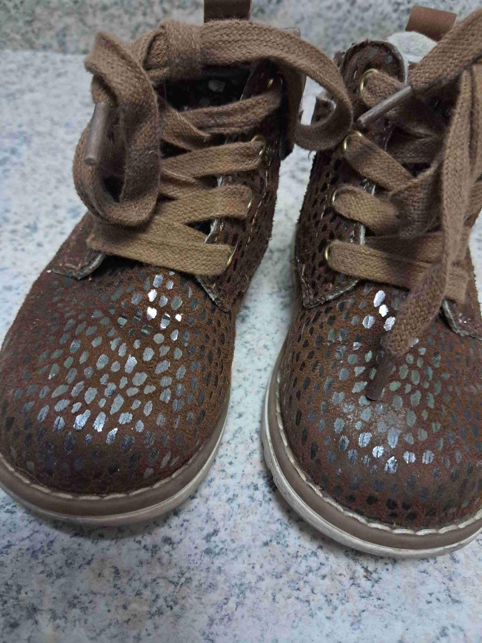 Botines marrones con diseño brillante - miniatura 1