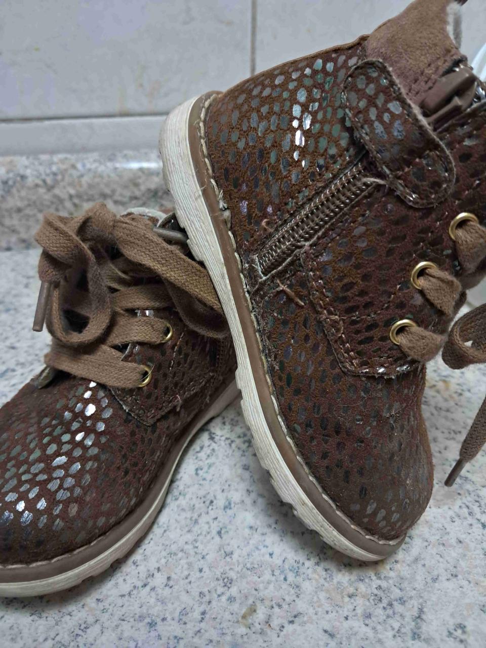 Botines marrones con diseño brillante - miniatura 2