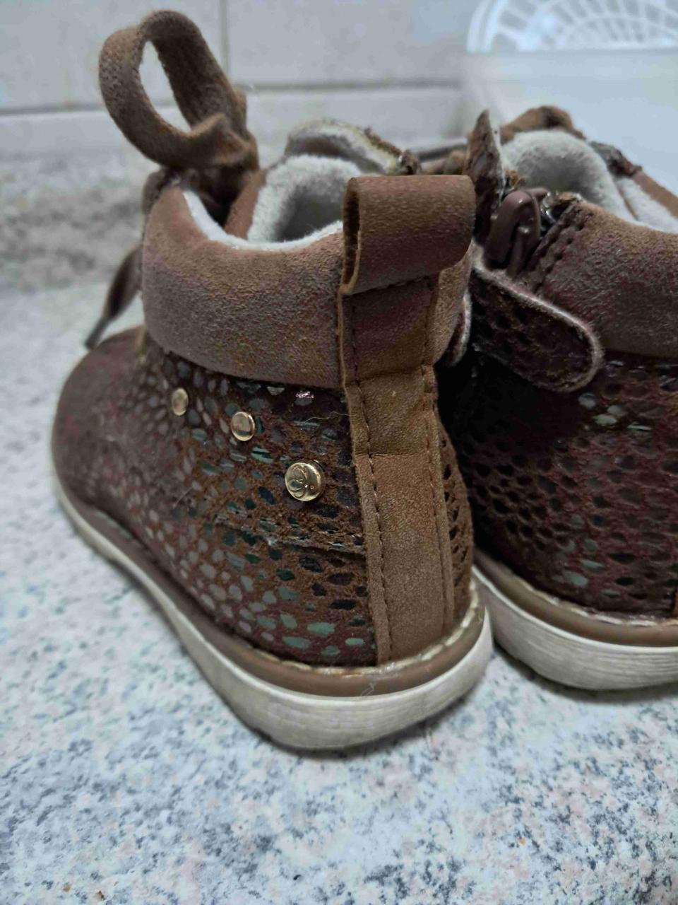 Botines marrones con diseño brillante - miniatura 4