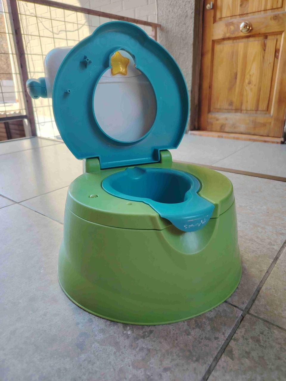 Baño entrenador infantil verde y azul - miniatura 3
