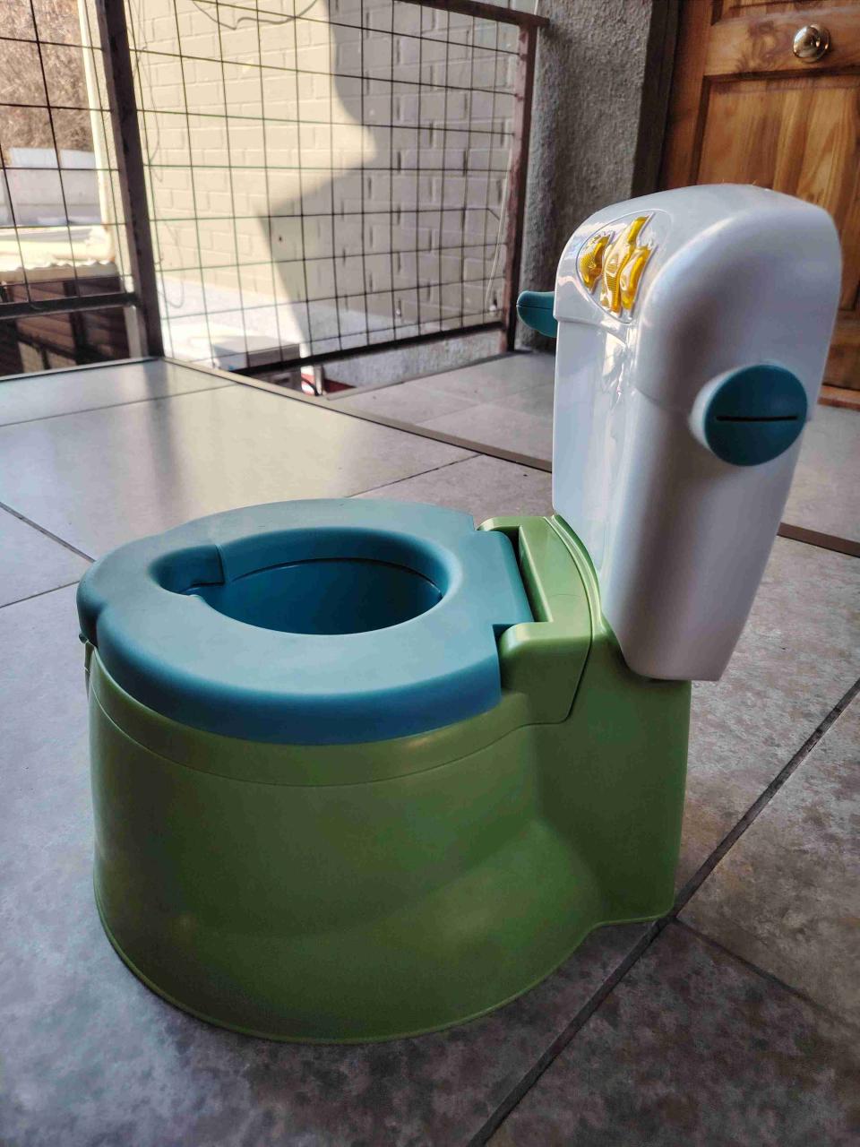 Baño entrenador infantil verde y azul - miniatura 5