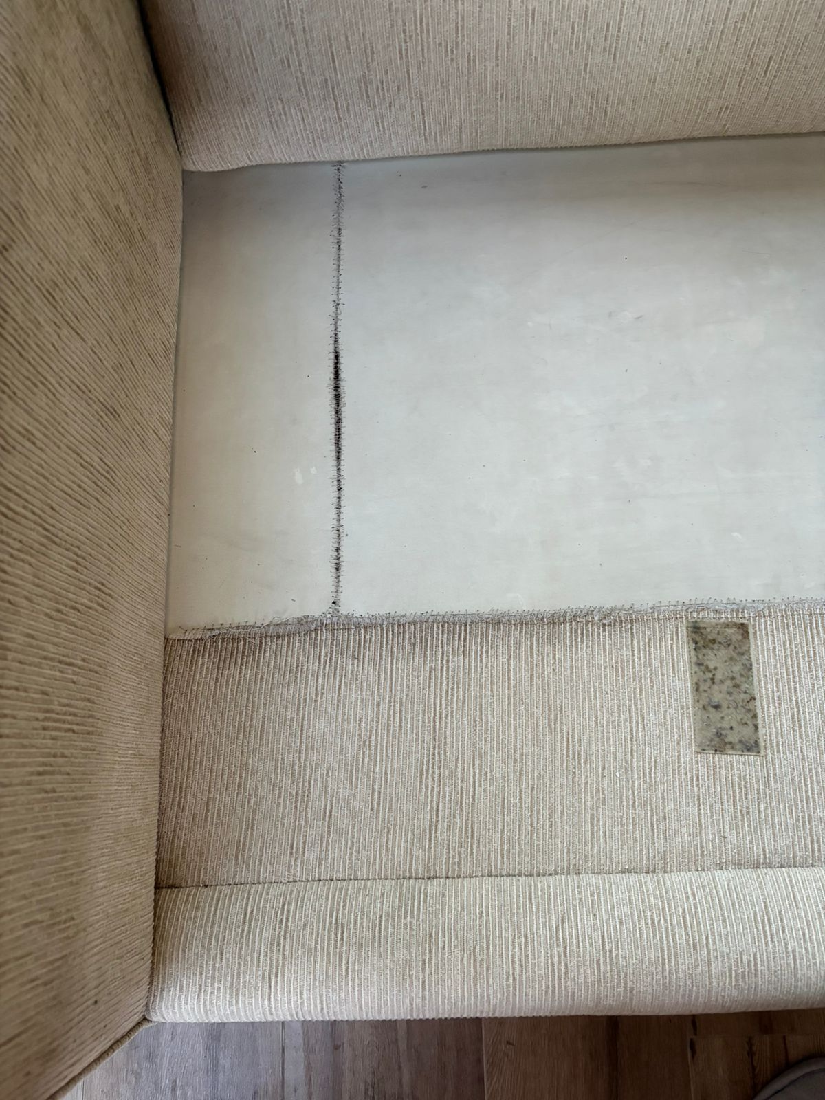 Sofá beige de dos plazas - miniatura 4