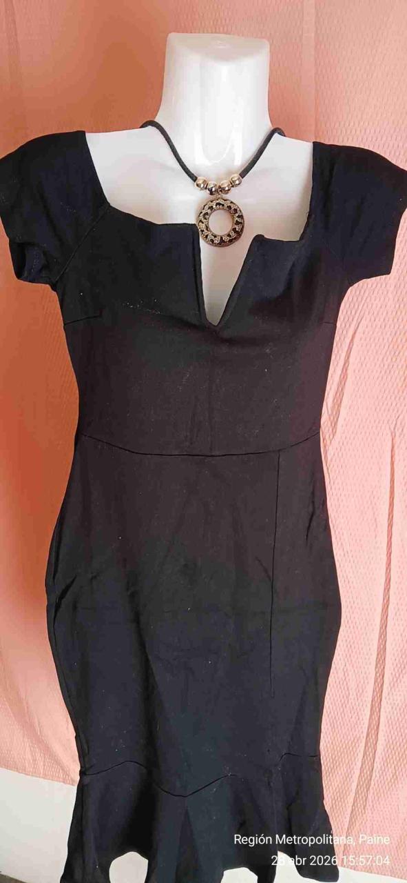 Vestido negro elegante con collar