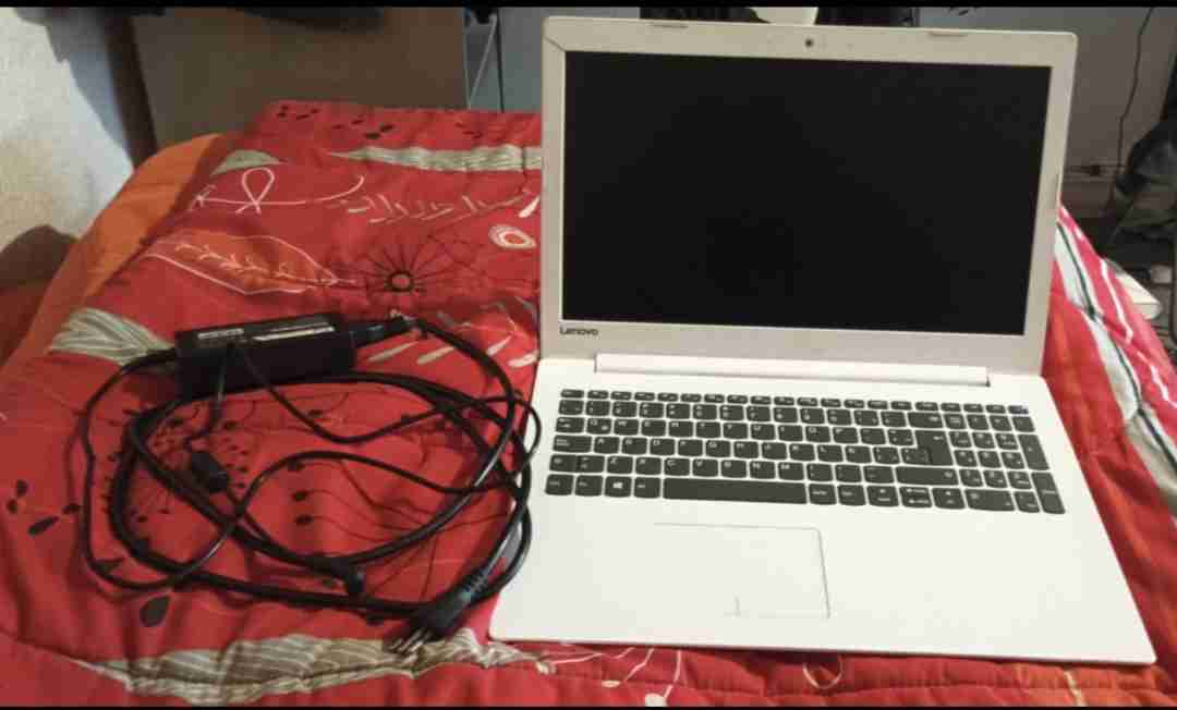 Laptop Lenovo blanca 15 pulgadas - miniatura 1