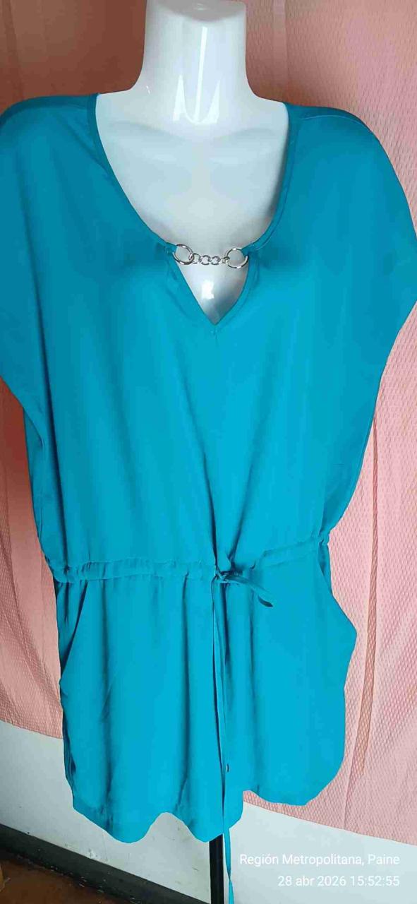 Blusa turquesa con diseño elegante