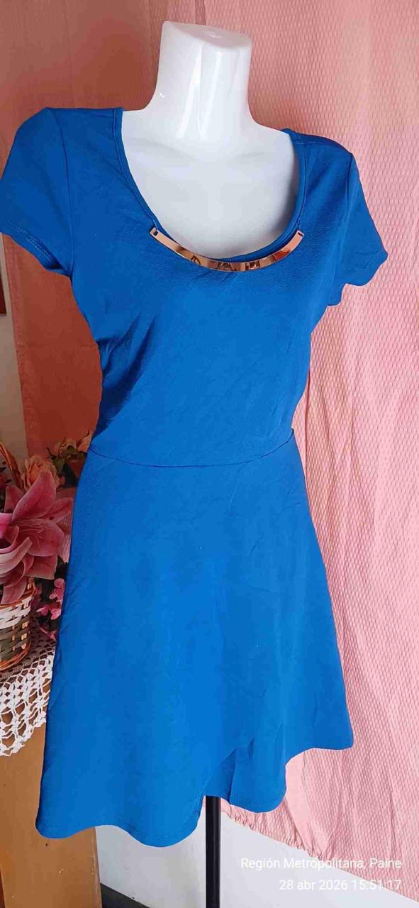 Vestido azul con detalle dorado