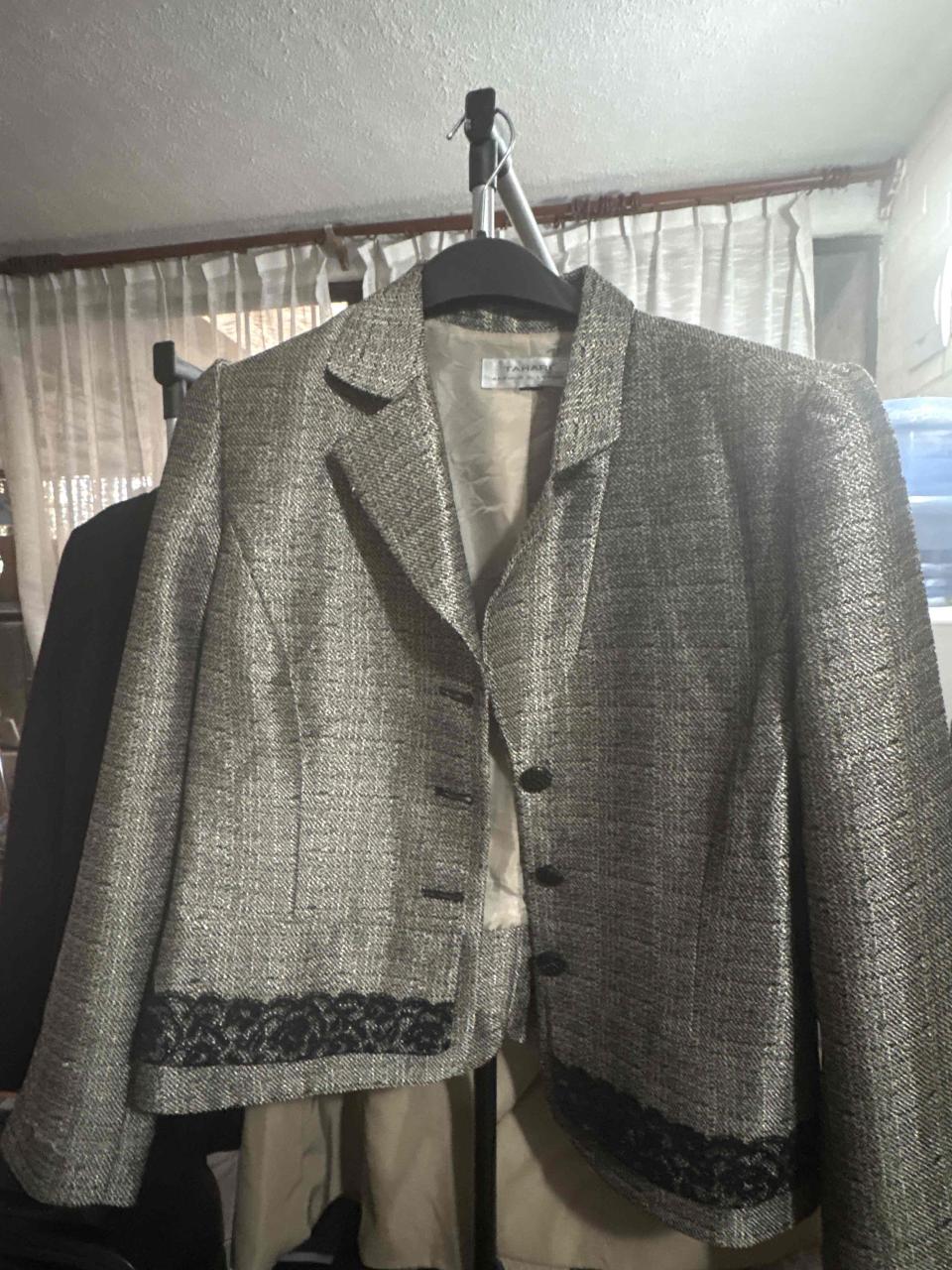 Blazer gris con encaje negro - miniatura 1