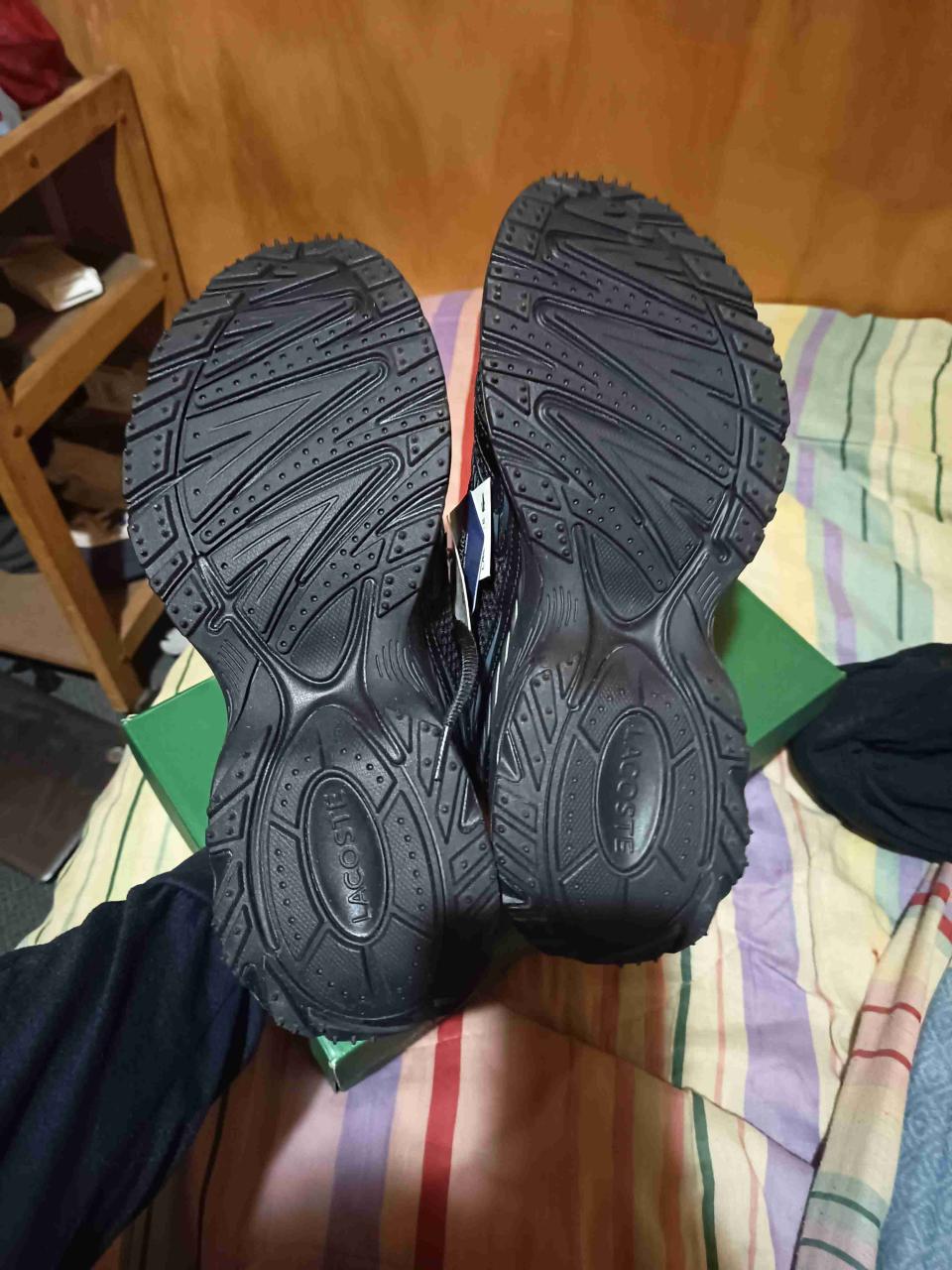 Zapatillas negras marca Lacoste - miniatura 2