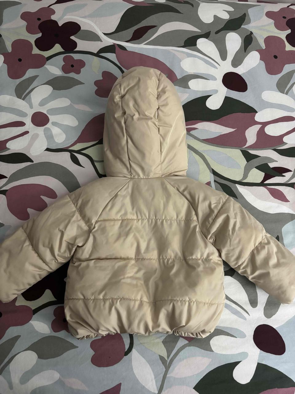 Chaqueta acolchada beige para niña - miniatura 4