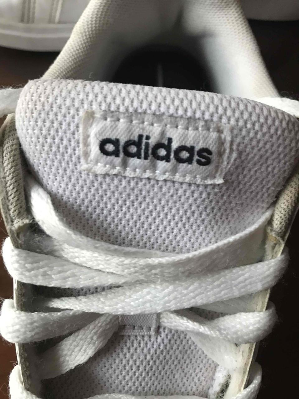 Zapatillas blancas con negro marca Adidas - miniatura 3