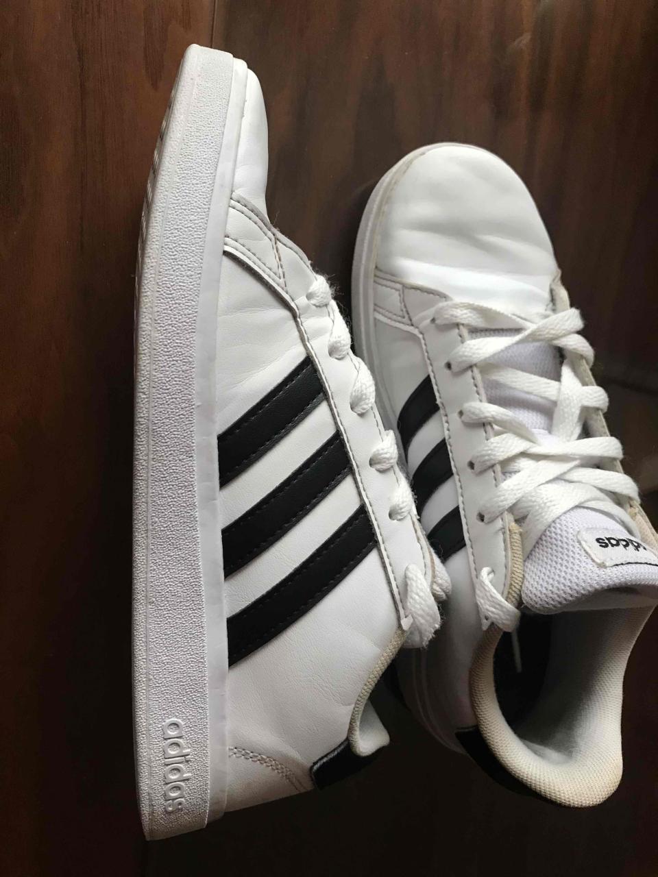 Zapatillas blancas con negro marca Adidas - miniatura 4