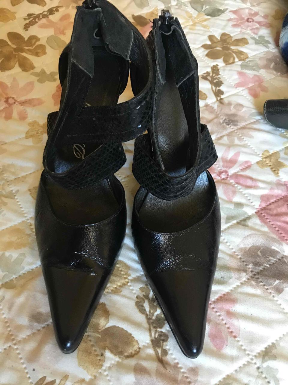 Tacones negros de charol y cuero muy lindo. - miniatura 3