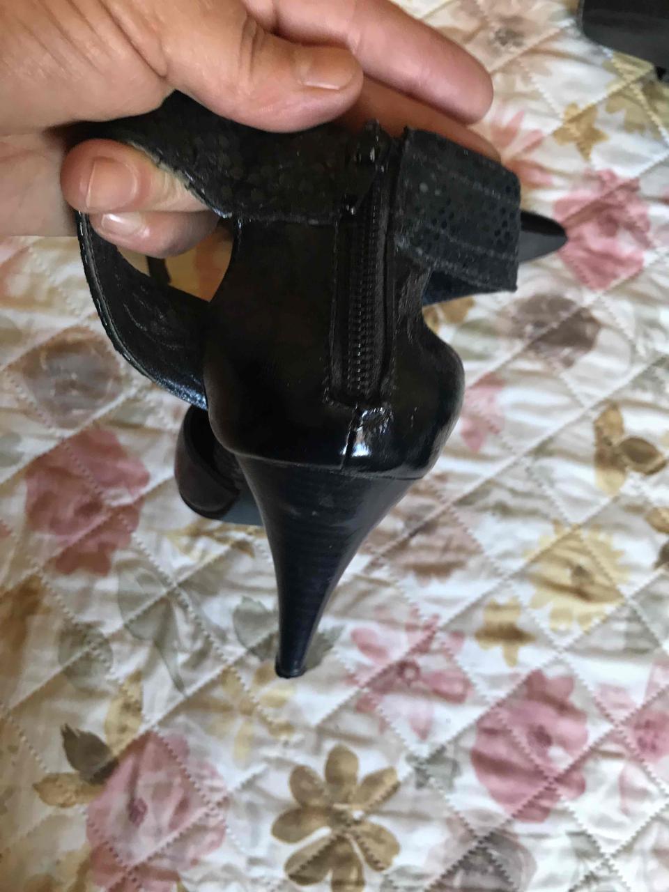Tacones negros de charol y cuero muy lindo. - miniatura 4