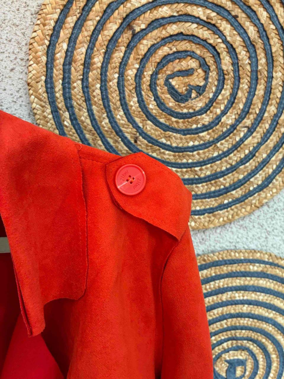 Abrigo rojo vibrante de mujer - miniatura 2