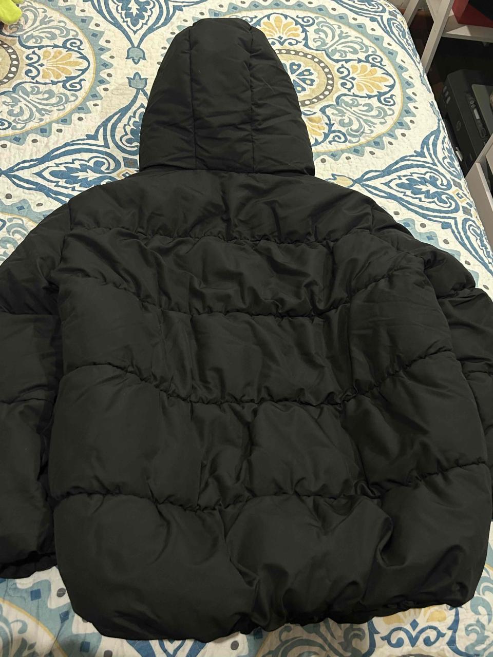 Chaqueta acolchada negra con capucha - miniatura 2