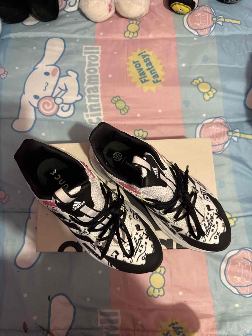 Zapatillas Adidas blancas y negras - miniatura 2