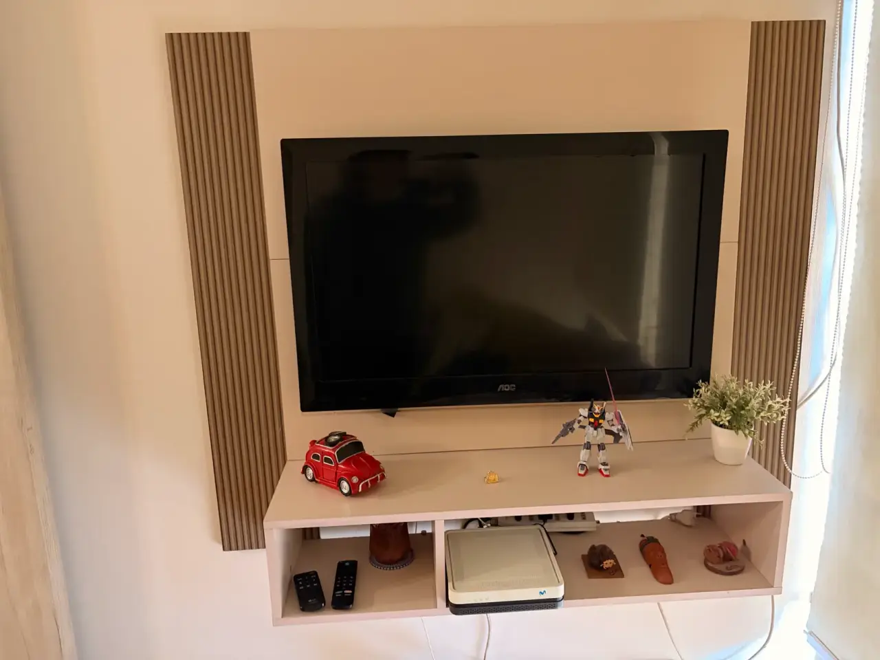 Televisor AOC con mueble moderno - miniatura 1