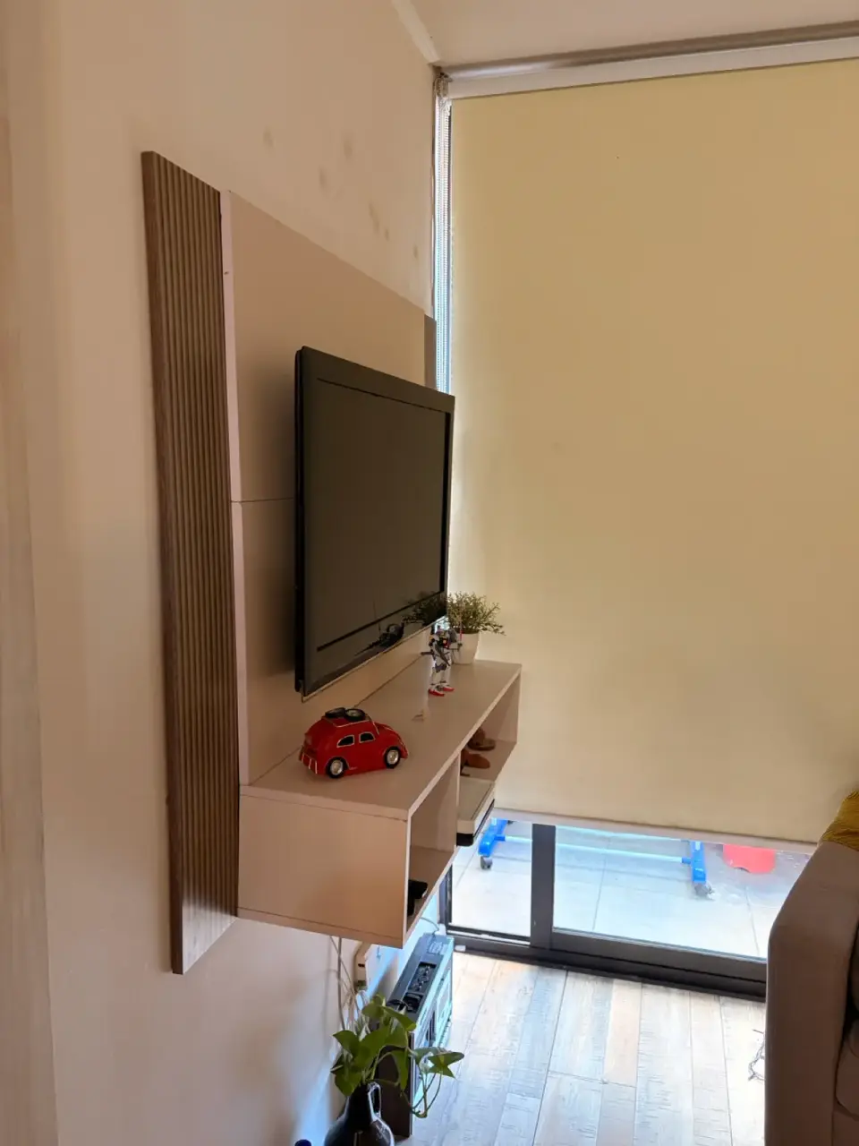 Televisor AOC con mueble moderno - miniatura 2
