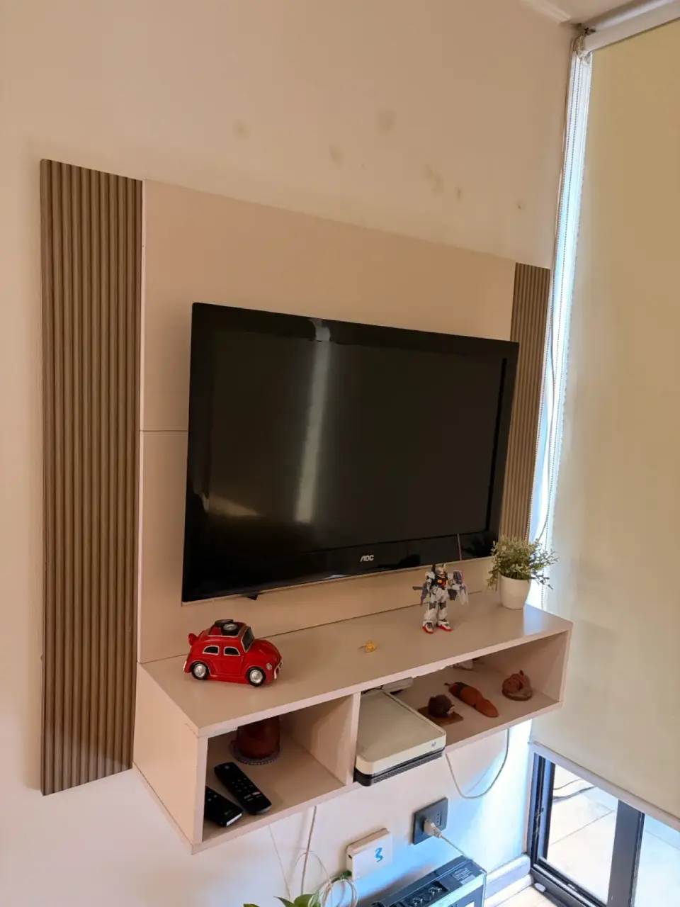 Televisor AOC con mueble moderno - miniatura 3
