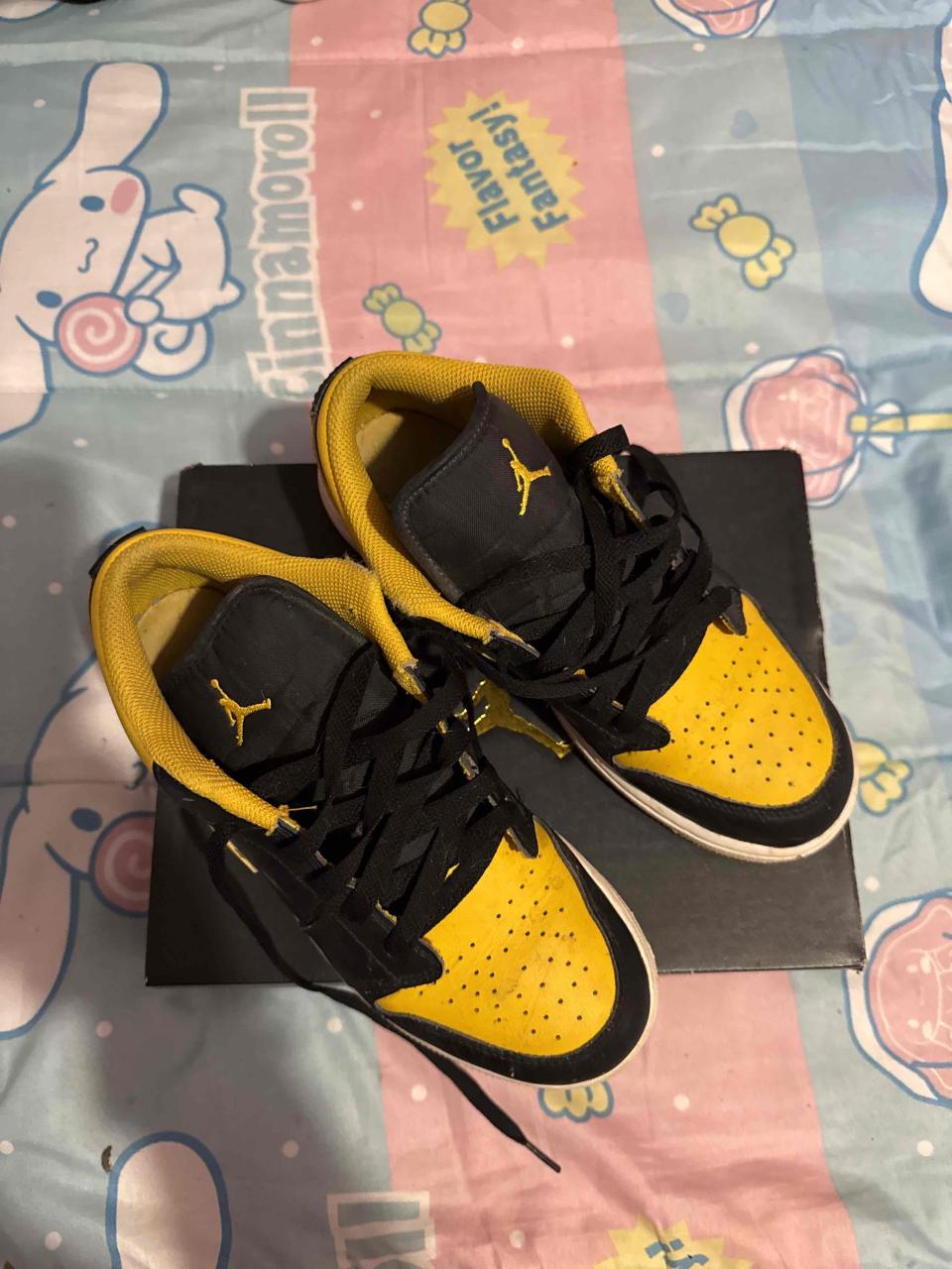 Zapatillas negras y amarillas Air Jordan - miniatura 2