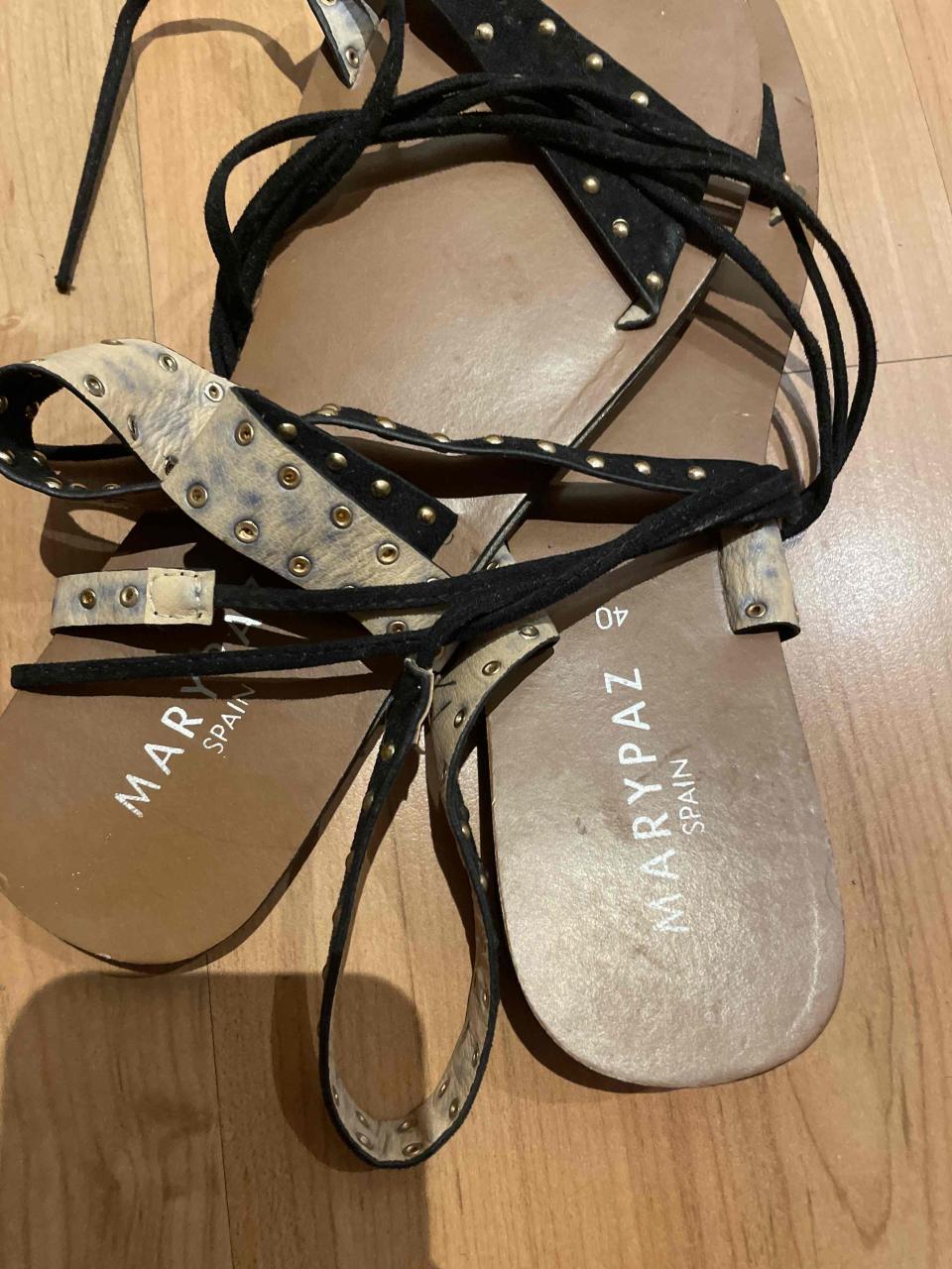 Sandalias planas con tachuelas - miniatura 2