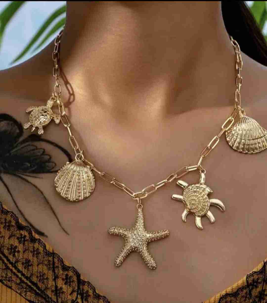 Collar dorado con colgantes marinos - miniatura 1
