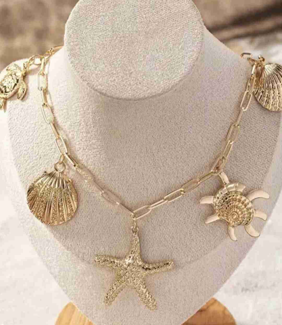 Collar dorado con colgantes marinos - miniatura 2