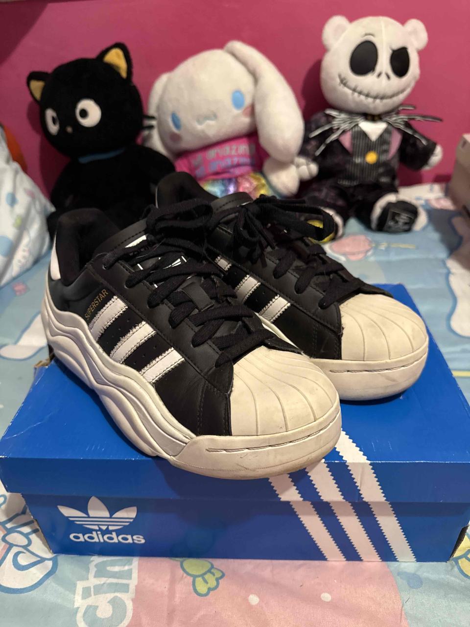 Zapatillas Adidas negras y blancas - miniatura 1