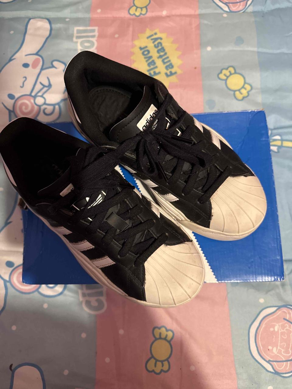 Zapatillas Adidas negras y blancas - miniatura 2