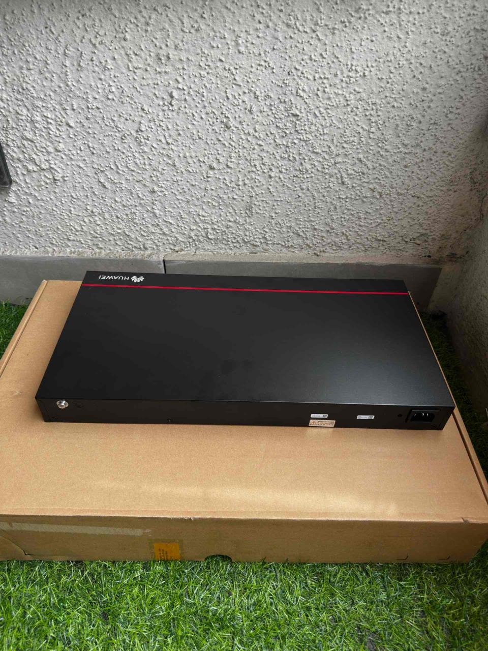 Switch Huawei con 24 puertos - miniatura 3