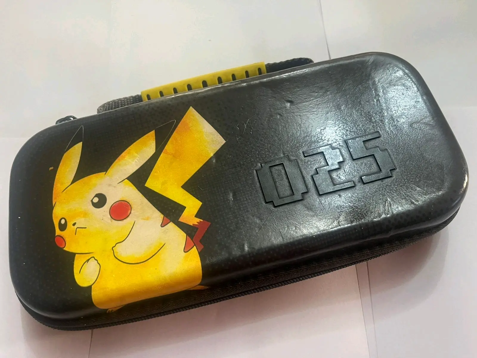 Estuche con diseño Pikachu - miniatura 1