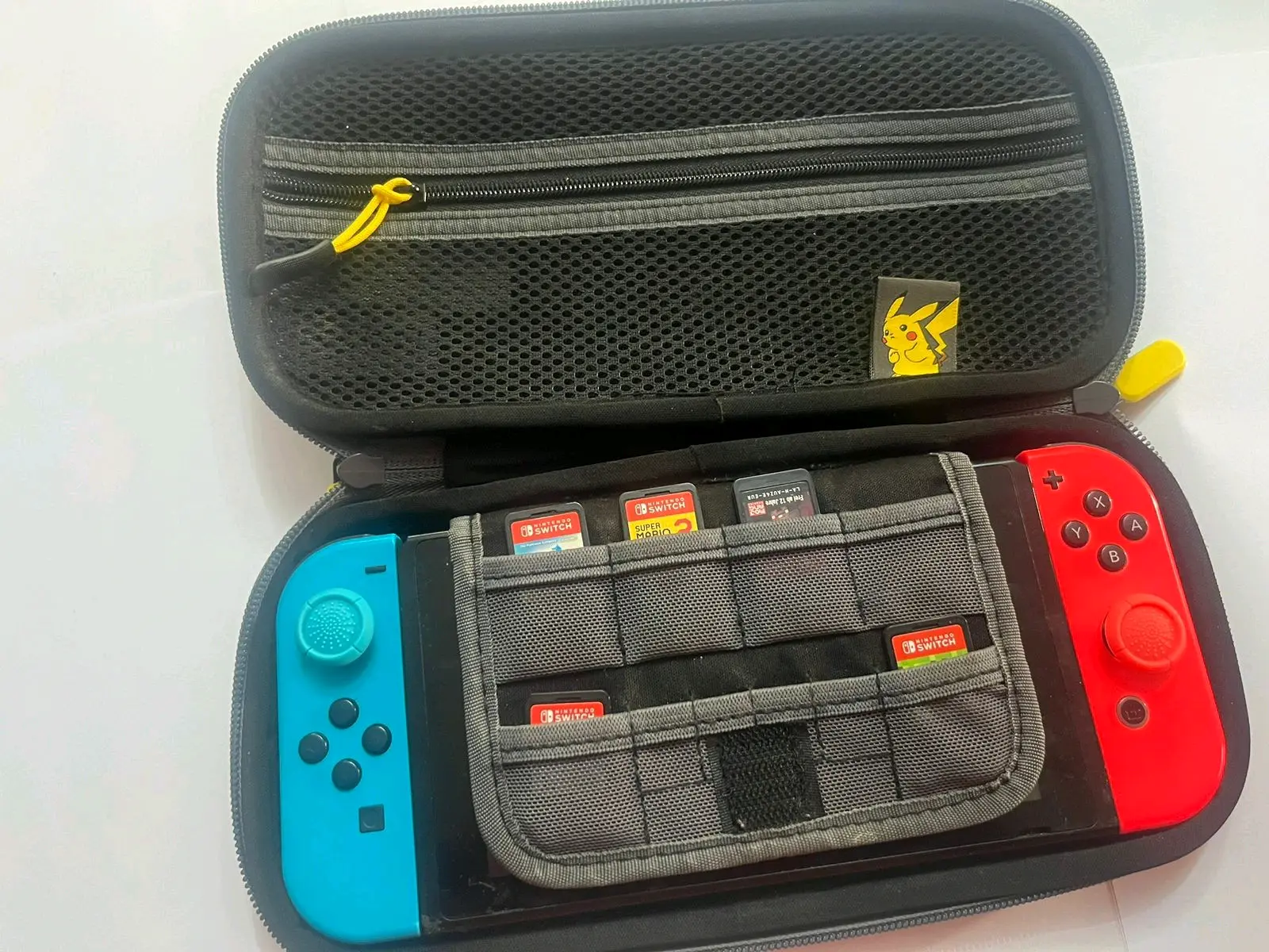 Estuche con diseño Pikachu - miniatura 2