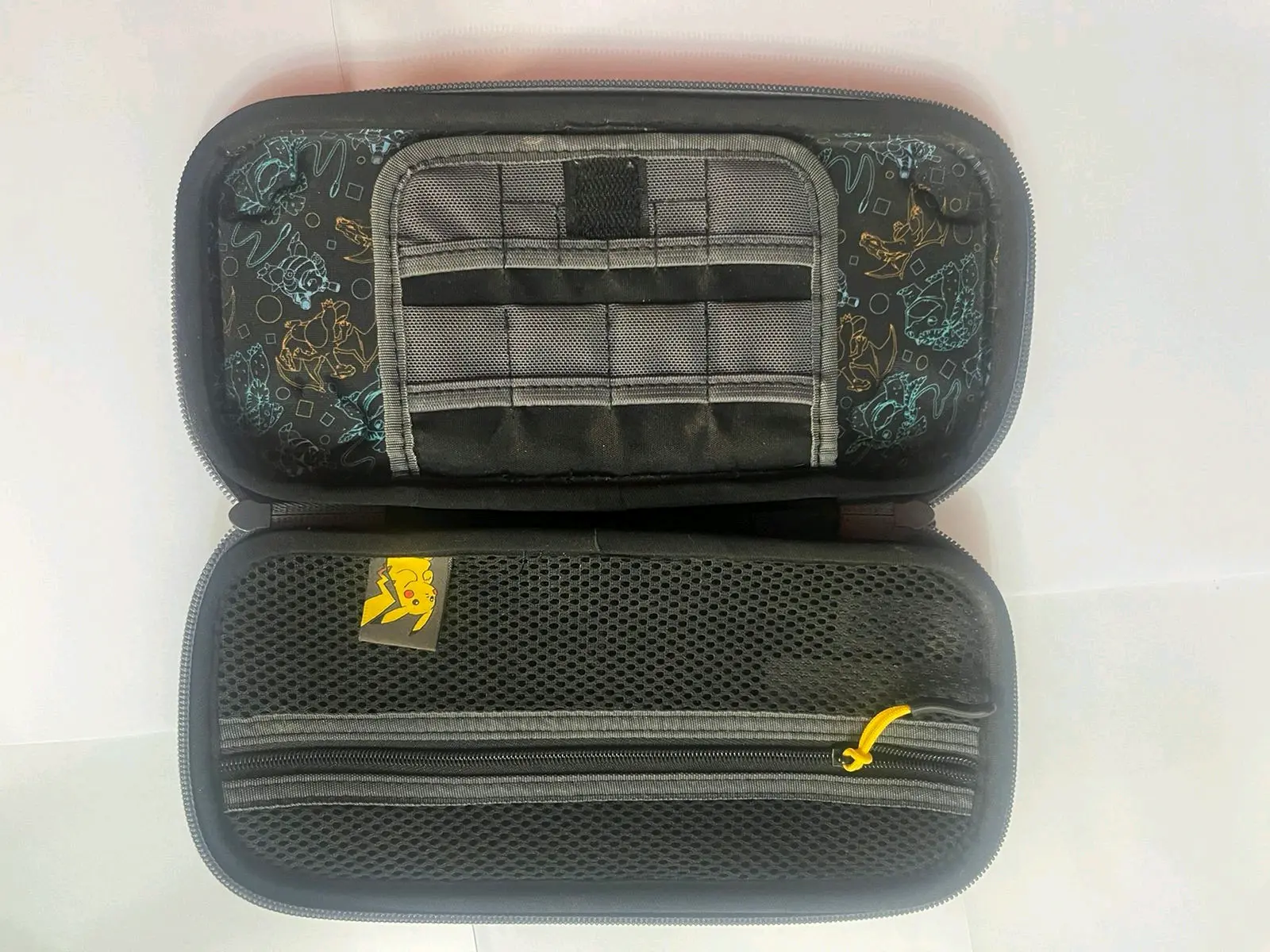 Estuche con diseño Pikachu - miniatura 3