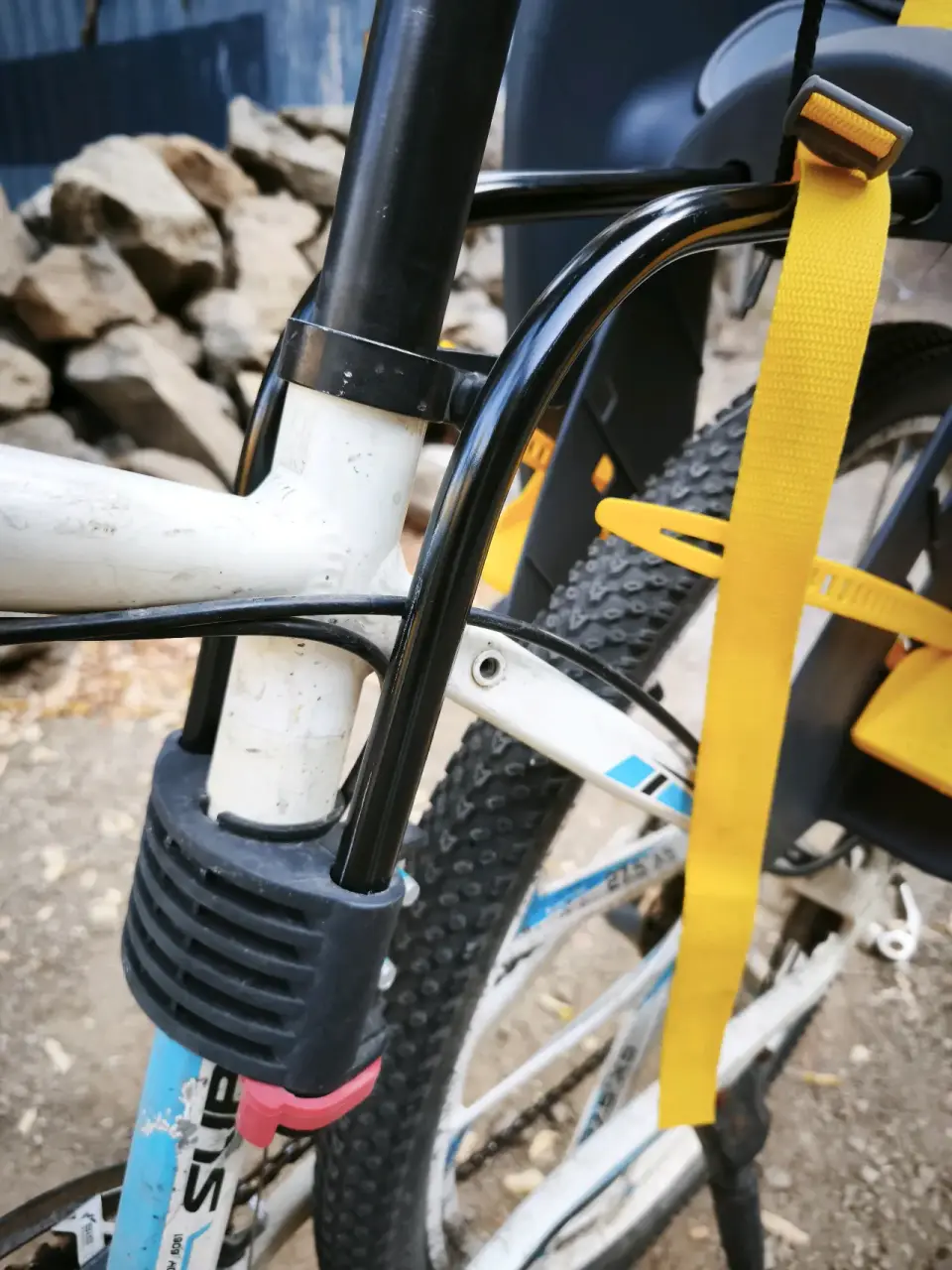 Silla de bebé para bicicleta - miniatura 3