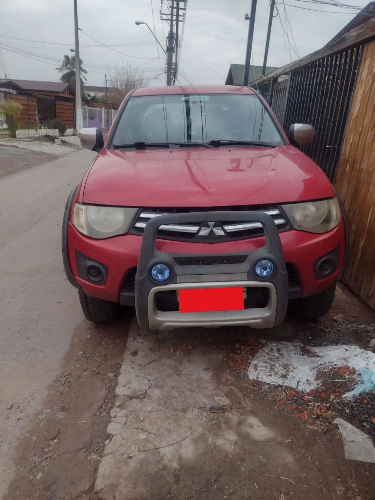 Camioneta roja para repuesto o reparar - miniatura 1