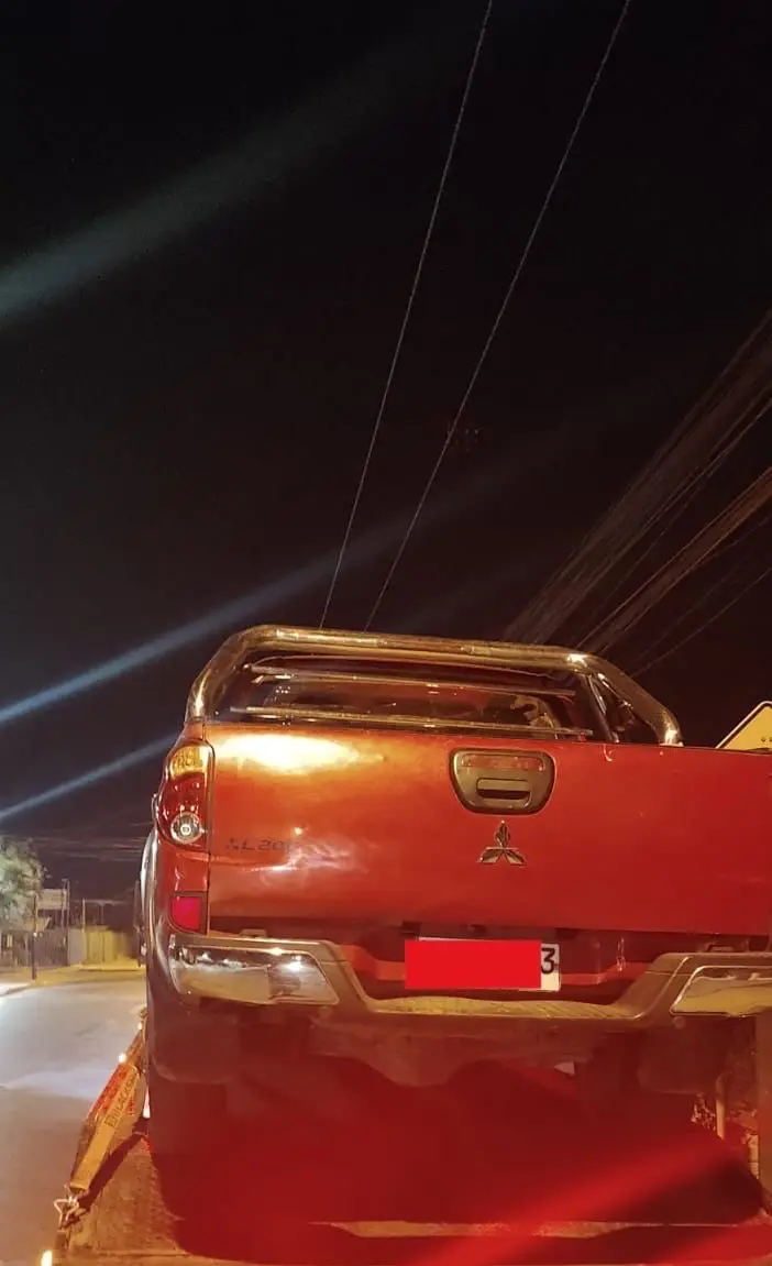 Camioneta roja para repuesto o reparar - miniatura 2